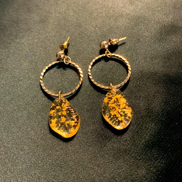 ♥️$5/20♥️Gold Tone Earrings - Picture 3 of 3